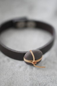 LOUISE KRAGH - ARMBAND PORSLINSKNAPP - BRUN