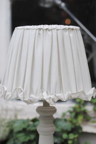 LAMPSKÄRM MED FRILL - VIT - LITEN