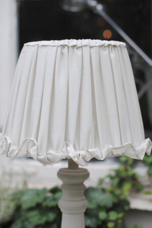LAMPOR - LAMPSKÄRM MED FRILL - VIT - LITEN