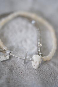 ARMBAND I CREAM/SILVER MED DÖSKALLE/KORS