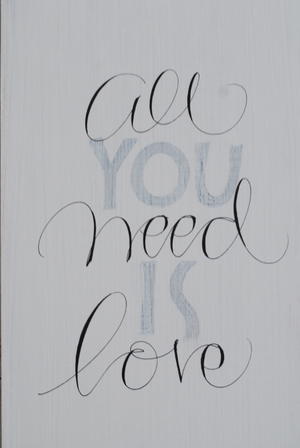 DEKORATIVA TING - BRÄDA " ALL YOU NEED IS LOVE"