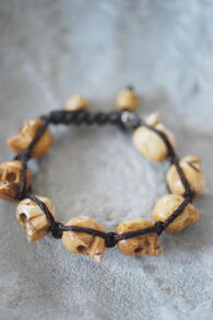 ARMBAND MED DÖSKALLAR 