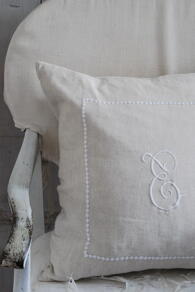 KUDDE MED MONOGRAM