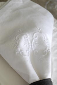 VIT SERVETT MED MONOGRAM