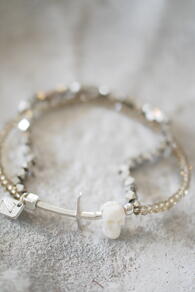 ARMBAND I GRÅTT/SILVER MED DÖSKALLE + KORS - 2 VARV
