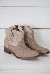 BY KOAH - ALISA SHOES - TAUPE SERPENT JEANS