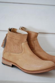 MUNDERINGSKOMPAGNIET - CARRIE LOW BOOT- BEIGE