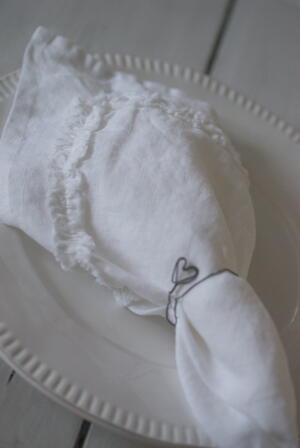 TEXTIL - DET DUKADE BORDET - VIT SERVETT MED FRILL