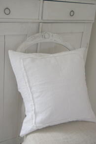 VIT KUDDE MED FRILL